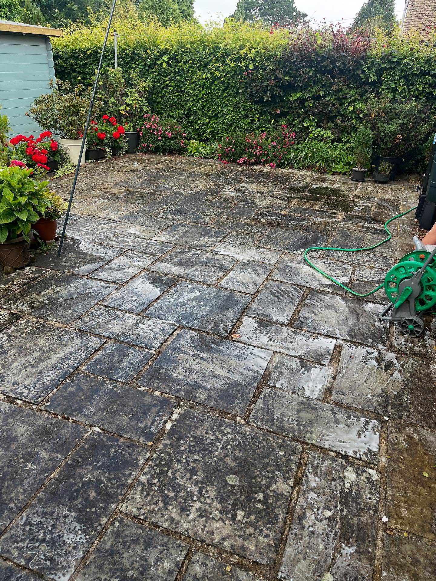 514175076_17850096336492345_2456621818162253578_n patio before